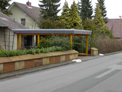 Ein Carport mit Holzkonstruktion