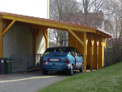 Ein Carport kann direkt an das Haus angebaut werden